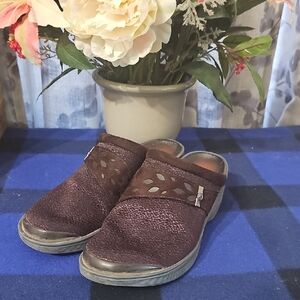 Bzees Dark Brown Textured Mules 9M
